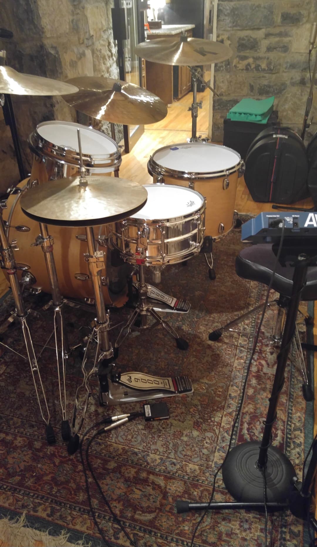 Acoustic drum kit set for recording in a professional tracking room